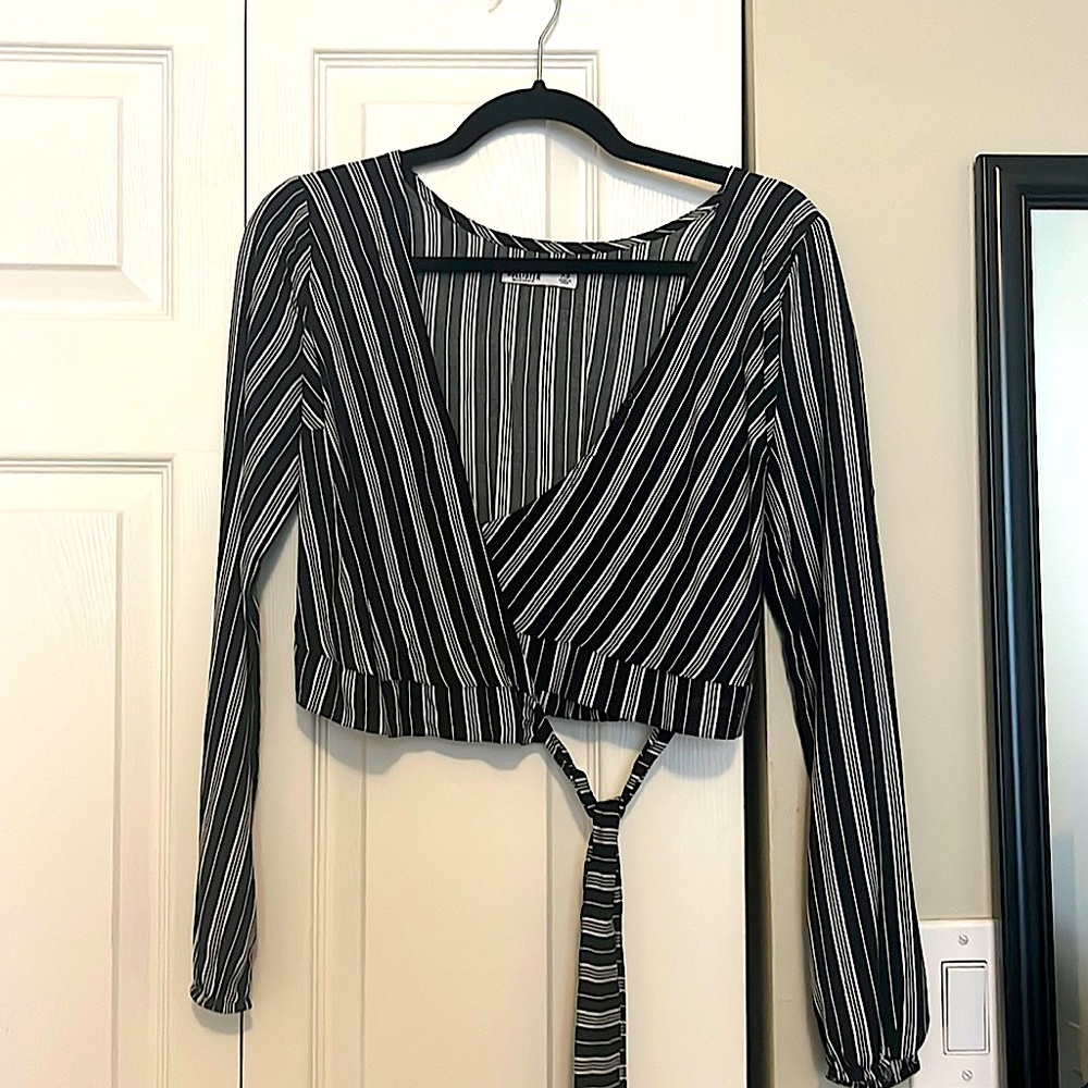 Hollister top, that’s sure to make you look snatched on your night out.